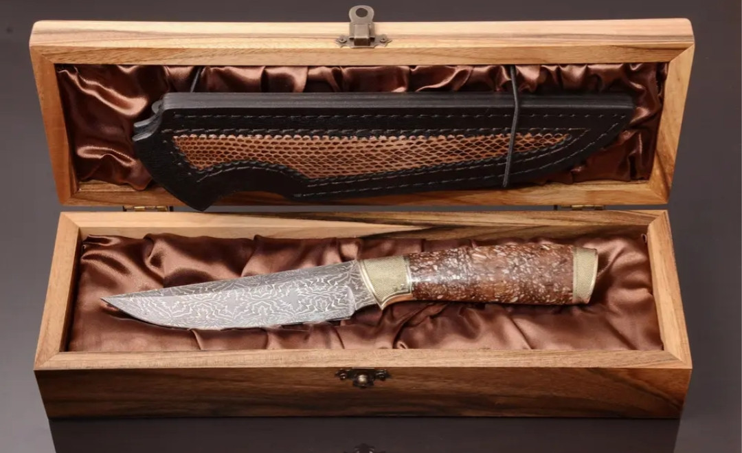 Авторський ніж ручної роботи "Магнат" дерев'яному футлярі