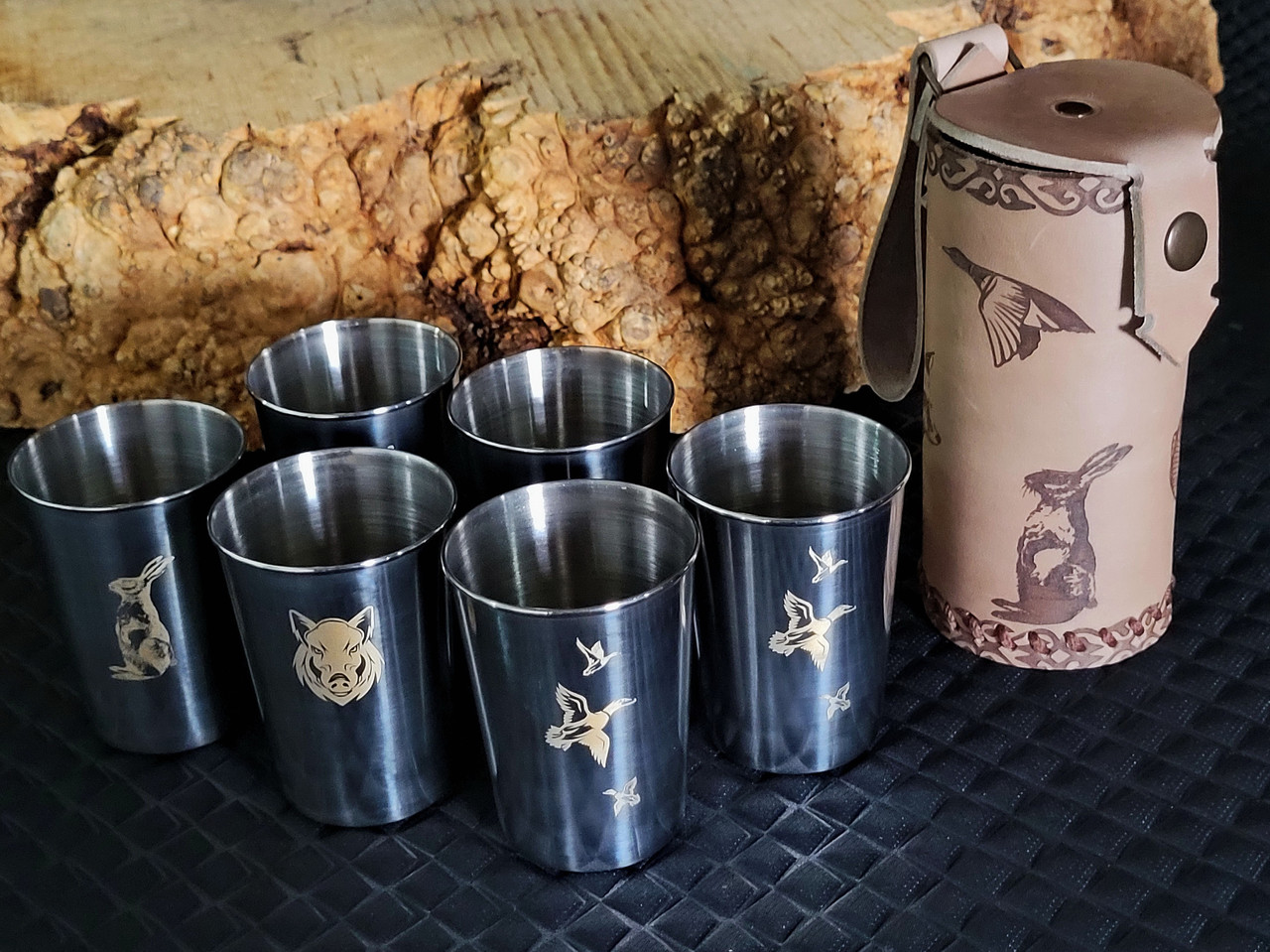 Стопки з гравіюванням "Мисливець-рибак" у чохлі зі шкіри ручної роботи, фото 1