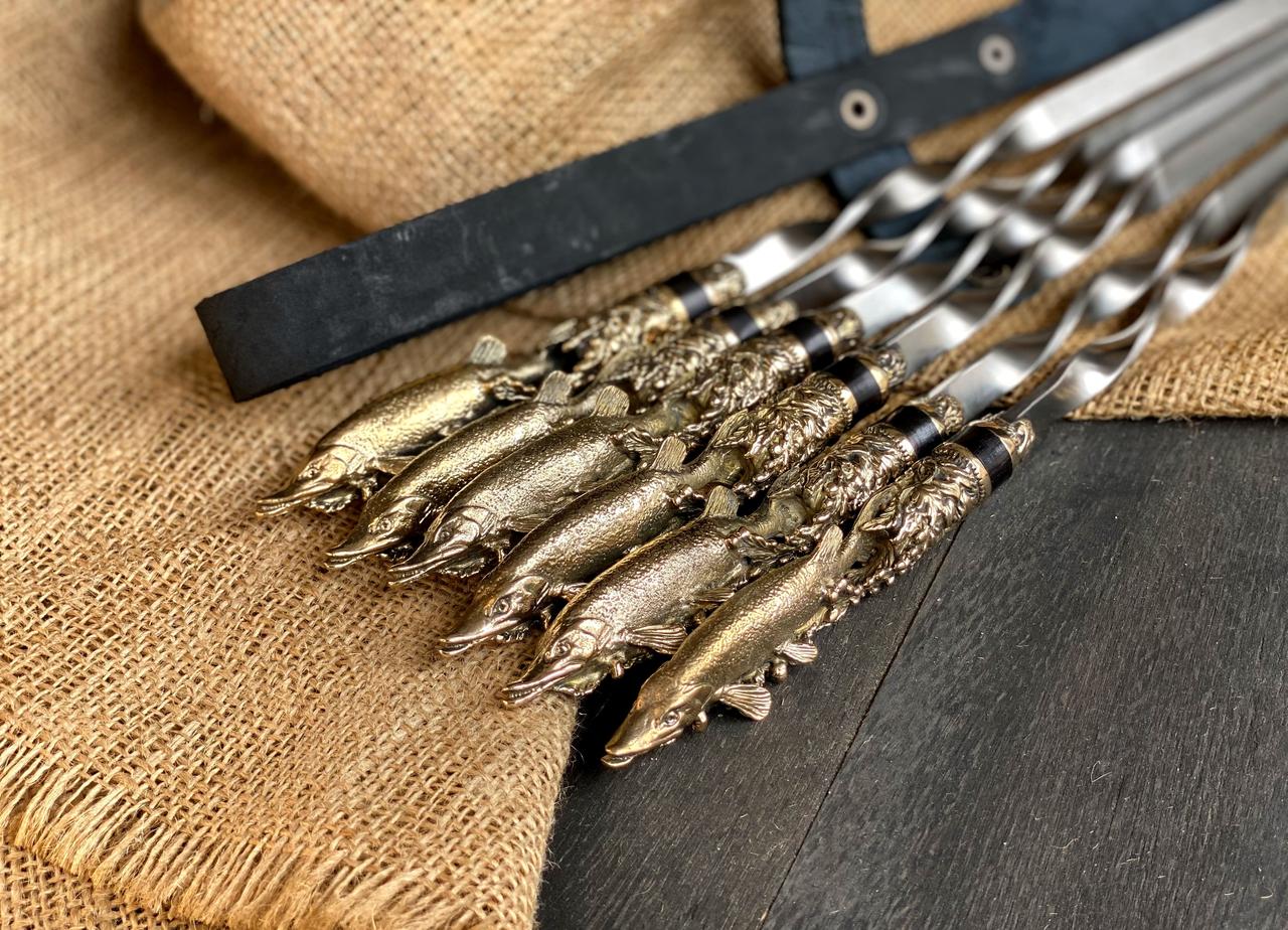 Корисний подарунок татові на день народження - набір для шашлику "На гребені хвилі", 6 шампурів в шкіряному сагайдаку