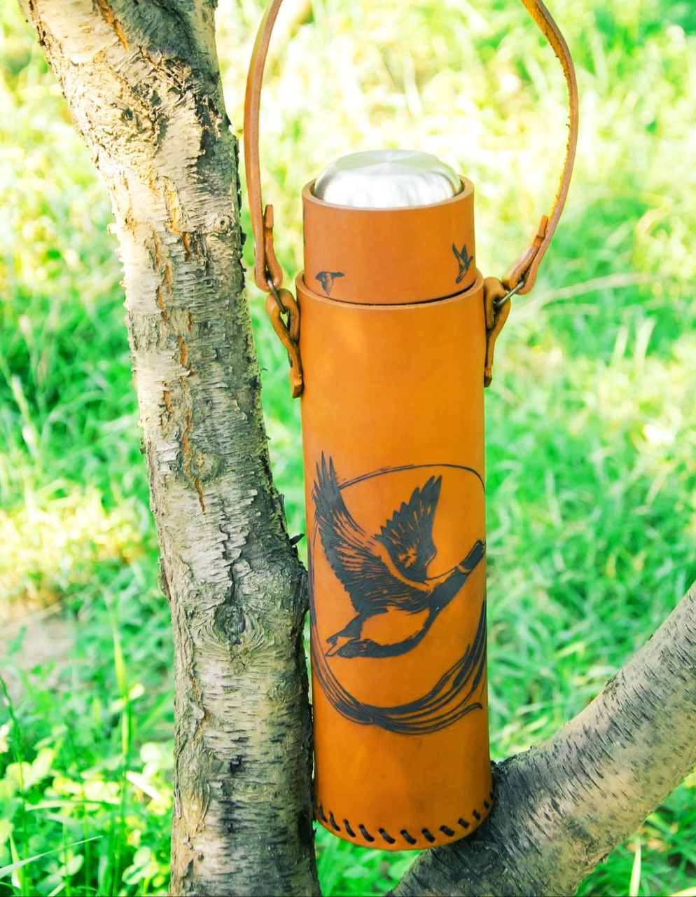 Подарунковий термос у шкіряному чохлі з гравіюванням "Дикі качки", 1 л