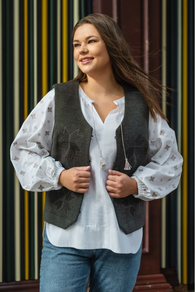 Жилет сірий короткий жіночий MKSMV143/903 в тон вишивка, фото 1