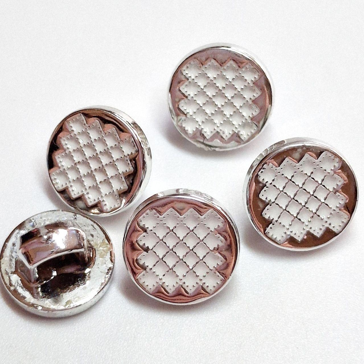 Гудзик 11мм сріблястий з білим декором на ніжці, фото 1