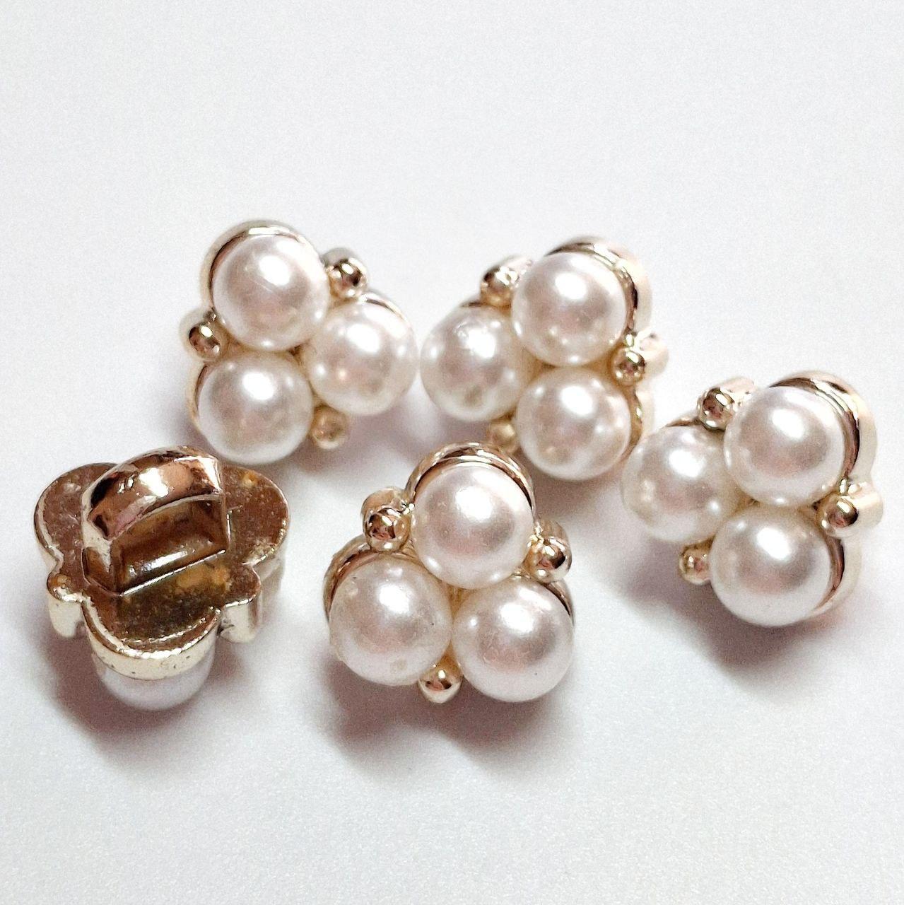 Гудзик 11мм білий перламутр напівсфера в золотистій оправі на ніжці, фото 1