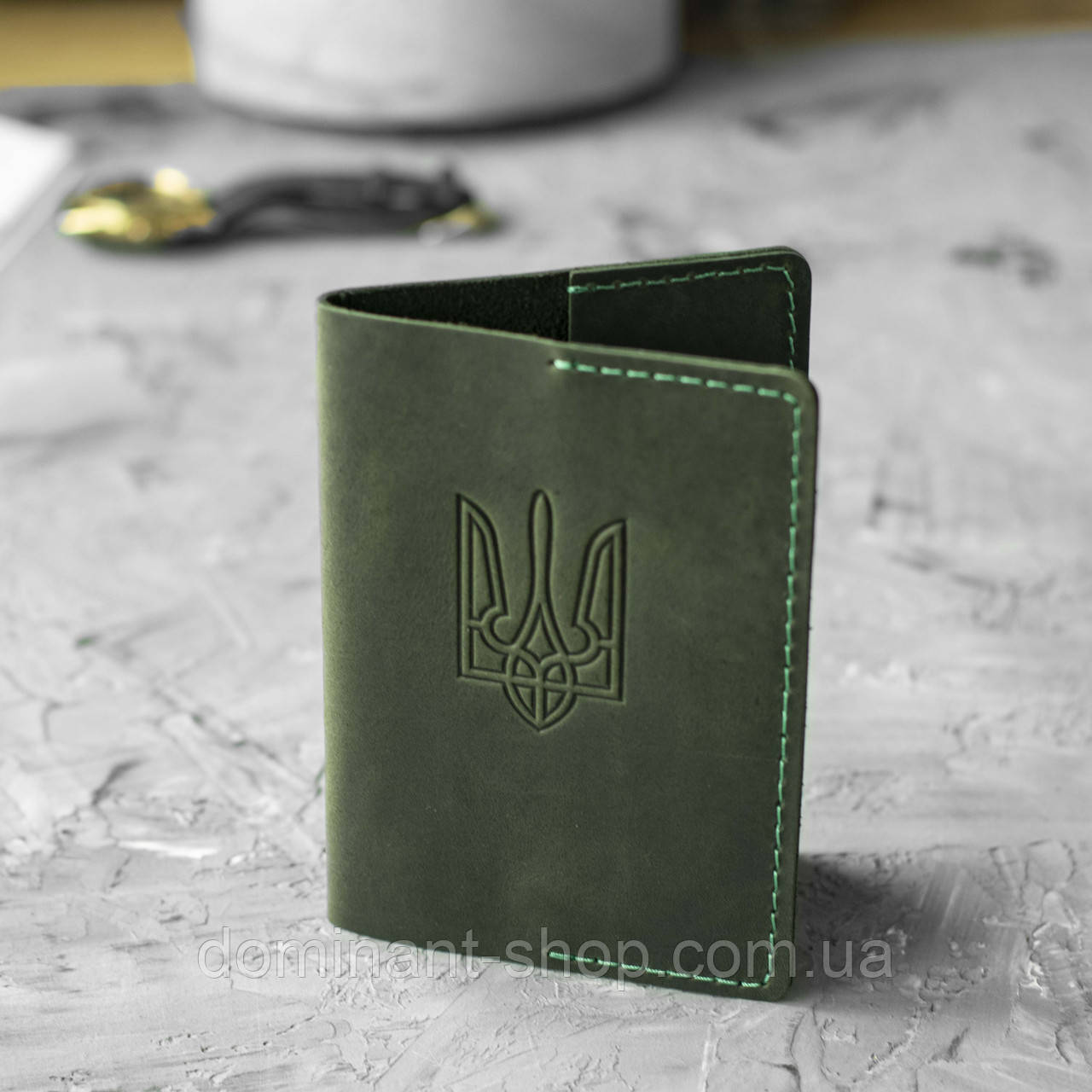 Шкіряна обкладинка на паспорт і закордонний паспорт із гербом України в зеленому кольорі KONSUL GREEN
