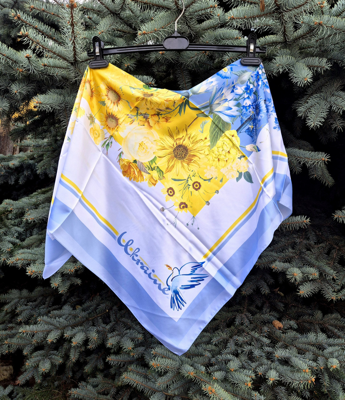 Хусткка шовкова біла з блакитними та жовтими квітами патриотична Україна
