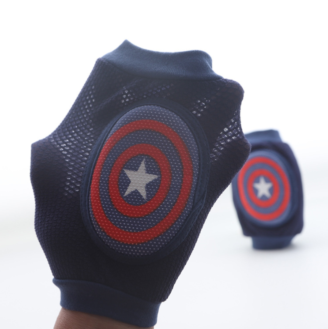 ΠΠ°ΠΊΠΎΠ»ΡΠ½Π½ΠΈΠΊΠΈ Π΄ΠΈΡΡΡΡ Π· ΠΌ'ΡΠΊΠΎΡ ΠΏΠΎΠ΄ΡΡΠ΅ΡΠΊΠΎΡ Π’Π΅ΠΌΠ½ΠΎ ΡΠΈΠ½ΡΠΉ, ΡΠΎΡΠΎ 1