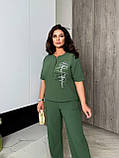Жіночий прогулянковий костюм із полірованого льону кольору хакі з малюнком батал, фото 6