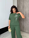 Жіночий прогулянковий костюм із полірованого льону кольору хакі з малюнком батал, фото 4