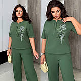 Жіночий прогулянковий костюм із полірованого льону кольору хакі з малюнком батал, фото 3