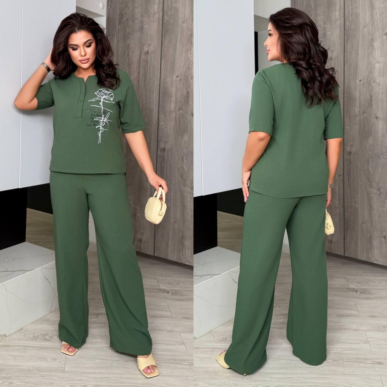 Жіночий прогулянковий костюм із полірованого льону кольору хакі з малюнком батал, фото 1