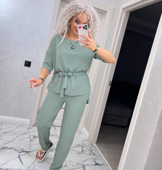 Легкий літній костюм прогулянковий жіночий оливковий брючний костюм на літо комплект блуза та штани з поясом костюм батал, фото 1
