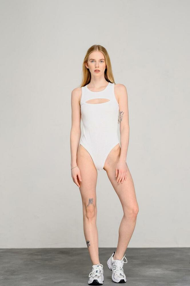 Боді жіноче стильне з фігурним вирізом біле Modna KAZKA MKAZ6461-2, фото 1