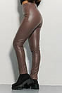 Жіночі коричневі лосини зі шкірозамінника зі швами по центру Modna KAZKA MKAR35005-1, фото 3