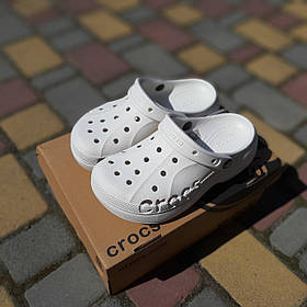 Модні шльопанці для дівчат Crocs білого кольору. Класні шльопки жіночі Крокс на літо.