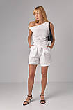 Жіночий лляний костюм із шортами та асиметричним топом - молочний цвет, M (є розміри) L, фото 2