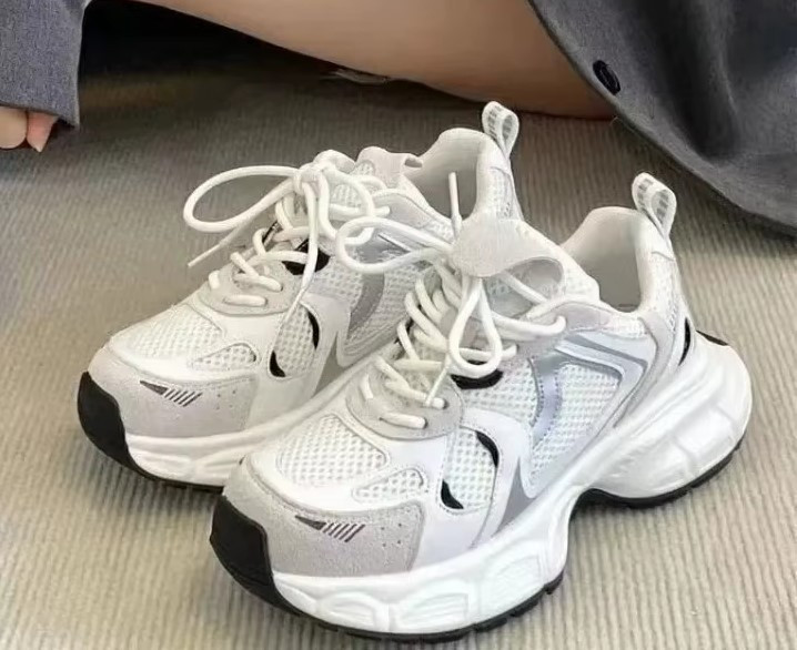 Кросівки жіночі з масивною підошвою модні 39 р. 24 см білі з сріблястим (CRws1-39), фото 1