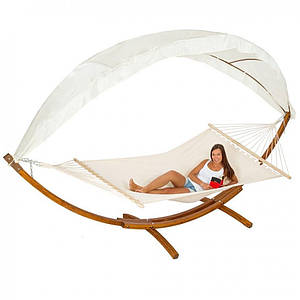 Гамак  із  потужним  дерев#39;яним  каркасом  і  дахом