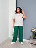 Жіночий легкий прогулянковий костюм батал: зелені лляні штани та молочна футболка зі штапелю, фото 4