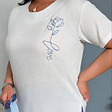 Жіночий легкий прогулянковий костюм батал: сині лляні штани та молочна футболка зі штапелю, фото 5