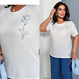 Жіночий легкий прогулянковий костюм батал: сині лляні штани та молочна футболка зі штапелю, фото 3