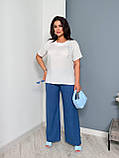 Жіночий легкий прогулянковий костюм батал: сині лляні штани та молочна футболка зі штапелю, фото 6