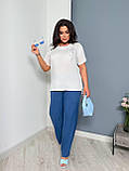 Жіночий легкий прогулянковий костюм батал: сині лляні штани та молочна футболка зі штапелю, фото 7