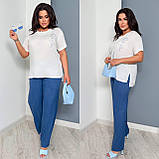 Жіночий легкий прогулянковий костюм батал: сині лляні штани та молочна футболка зі штапелю, фото 2