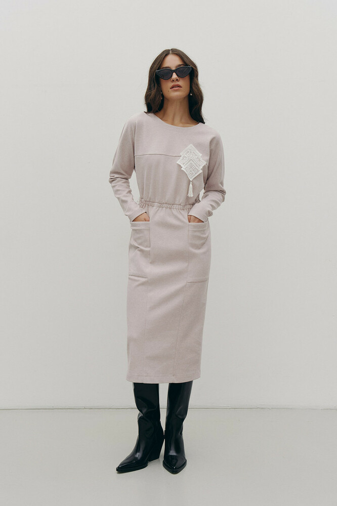 Тепла сукня міді з брошкою бежева Modna KAZKA Modna KAZKA MKRM4217-2, фото 1