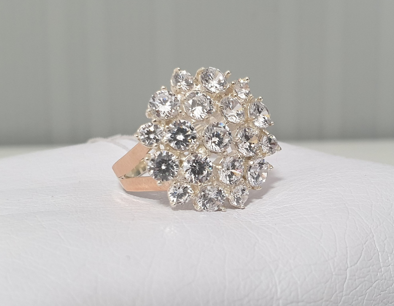 Незвичайна кругла каблучка зі срібла з золотом і фіанітами Венера, фото 1