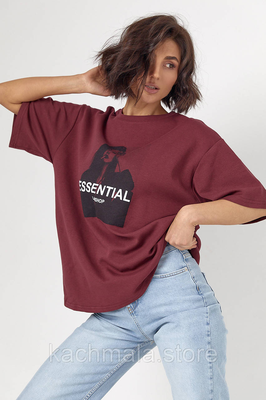 Футболка жіноча oversize з чорно-білим принтом і написом Essential - бордо цвет, ONE SIZE (є розміри)