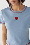 Футболка з контрастними швами та вишитим серцем - джинс цвет, M, фото 4