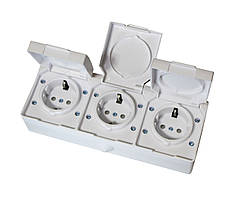 Розетка зовнішня потрійна IP54 c з/к герметична біла Techno Systems