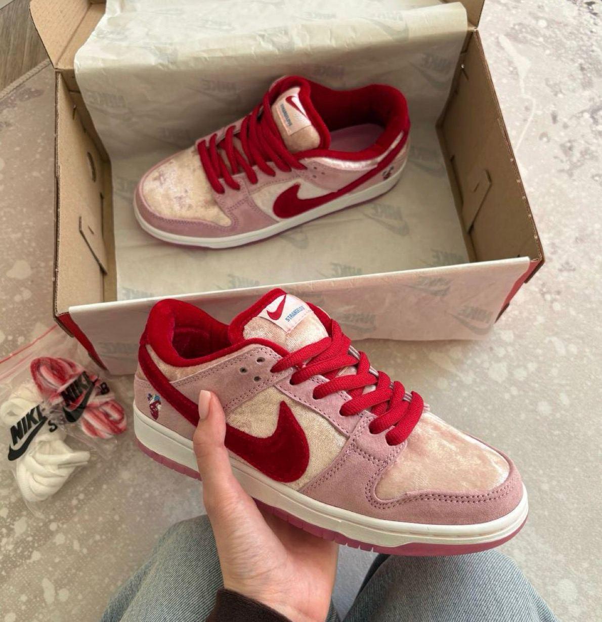 Кросівки Nike SB Dunk Low Strange Love Skateboards Кеди Найк СБ Данк рожеві унісекс демісезон