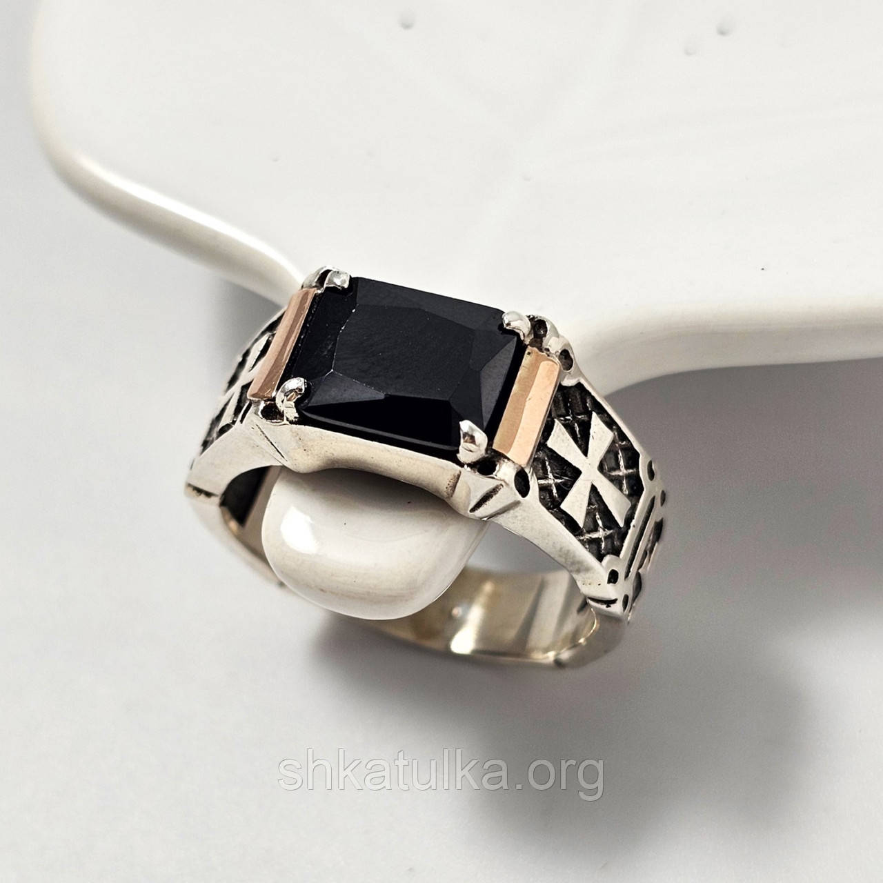 Перстень зі срібла з золотими напайками оніксом орнаментом і чорнінням