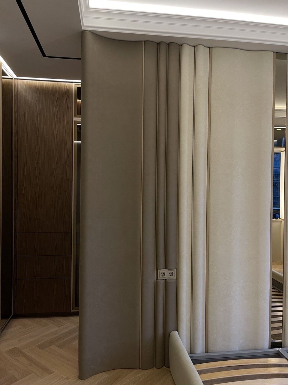 Мʼяка панель та мʼяке ліжко