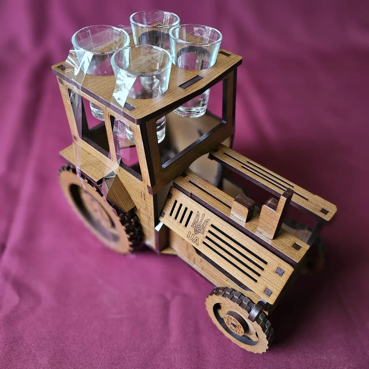 Підставка для вина з дерева переносна, Трактор з бочкою-графином та чарками, Хатинка, фото 1