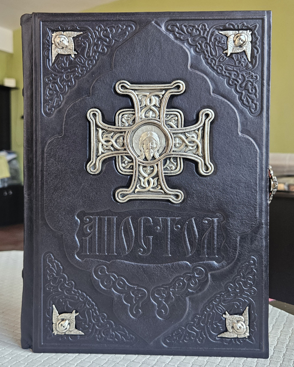 Книга Апостол богослужбовий, оклад шкіра, накладки сріблення, композиційний хрест, херувіми, розмір 20×30