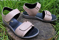 Босоніжки шкіряні на танкетці від виробника модель ЛОН25-220