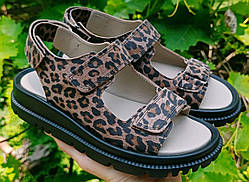 Босоніжки шкіряні на танкетці від виробника модель ЛОН25-273-1