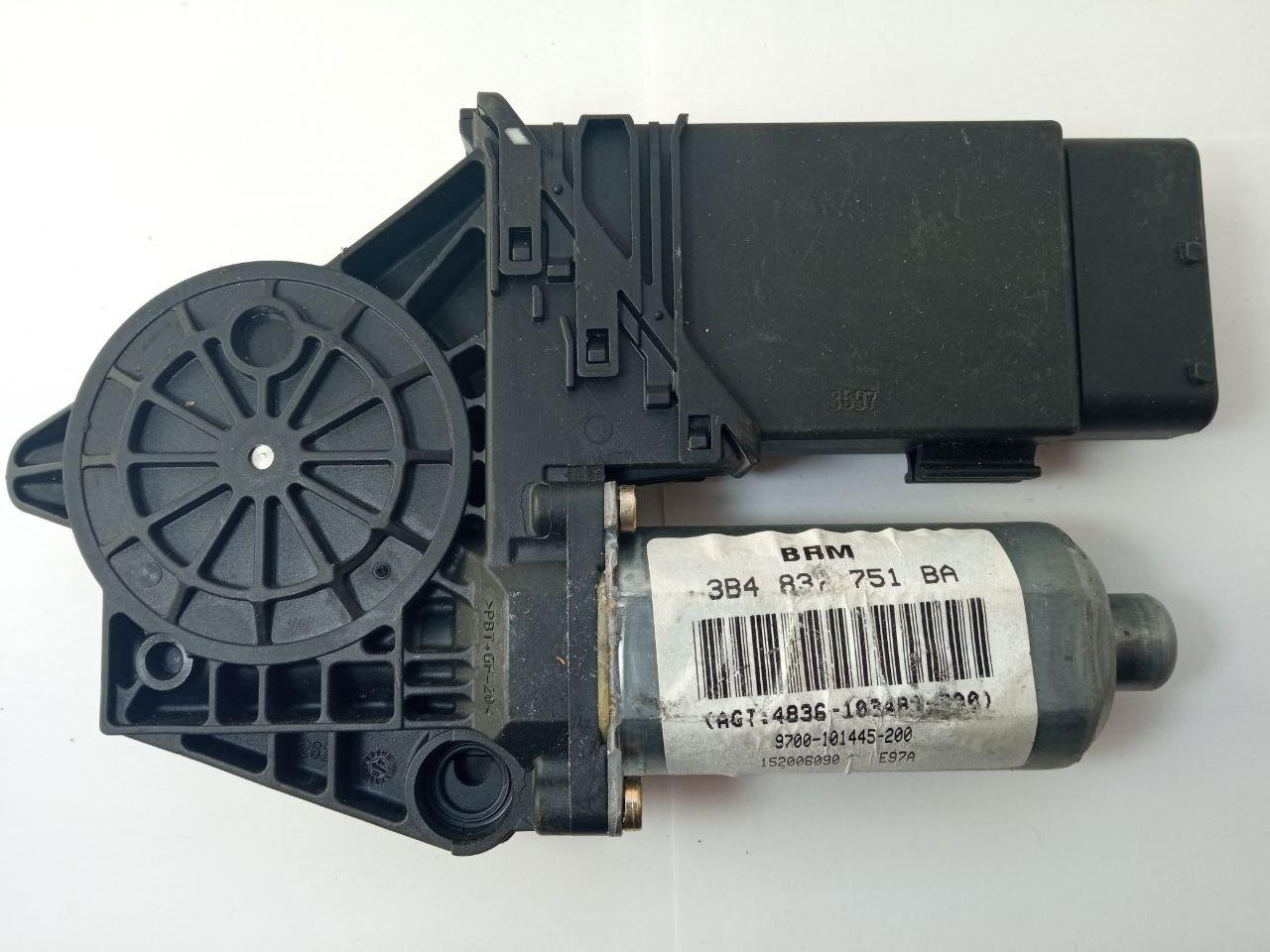 Мотор склопідйомника Bosch BRM / 3B4 837 751 BA / 3B4837751BA / 0 130 821 695 / 0130821695
