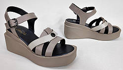 Босоніжки шкіряні на танкетці від виробника модель ЛОН25-380