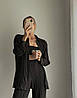 Жіночний костюм-двійка з тканини плісировка чорного кольору, подовжена сорочка та вільні штани в тон, фото 3