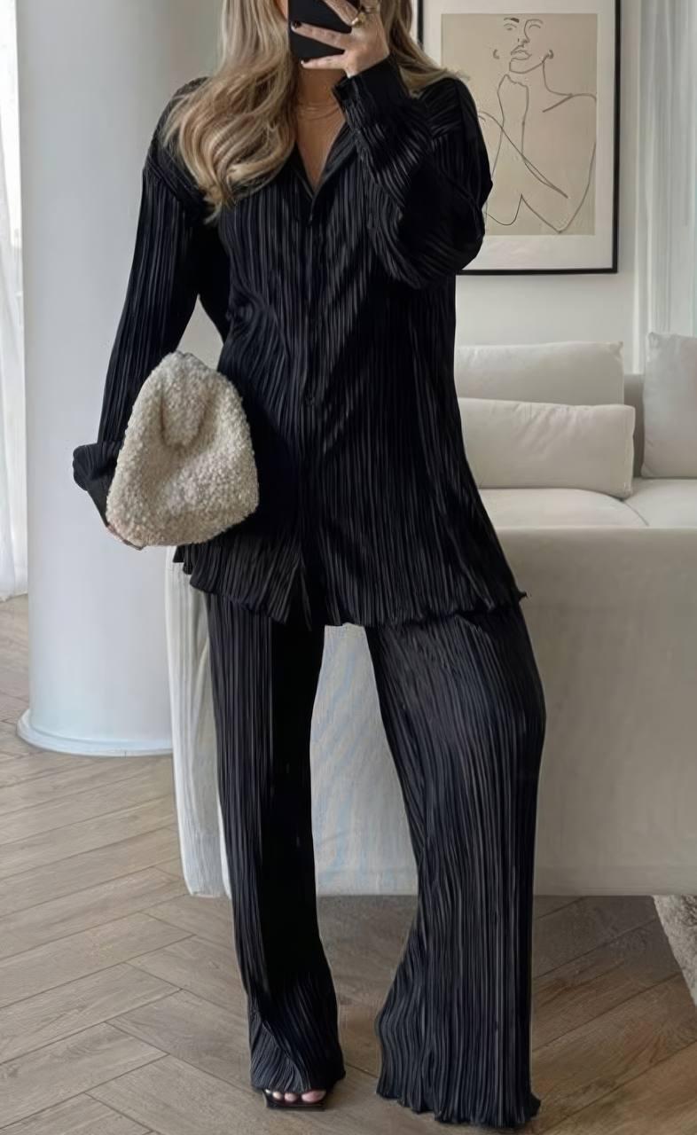Жіночний костюм-двійка з тканини плісировка чорного кольору, подовжена сорочка та вільні штани в тон, фото 1