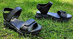 Босоніжки шкіряні на танкетці від виробника модель ЛОН25-520