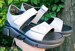 Босоніжки шкіряні на танкетці від виробника модель ЛОН25-521