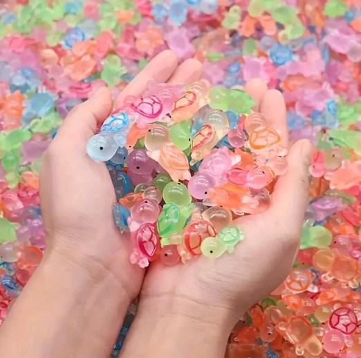 Фігурки качечок, що світяться в темряві