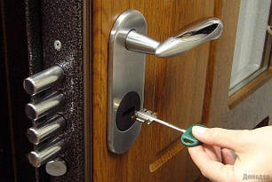 Замки дверні та гаражні (навісні та врізні)