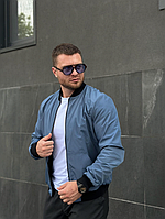 Красивий стильний однотонний блакитний бомбер для чоловіків з поліестеру на манжеті.