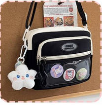 Стильна сумка на плече чорна з аніме-значками та підвіскою Чорна, фото 2