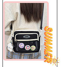 Стильна сумка на плече чорна з аніме-значками та підвіскою Чорна, фото 3